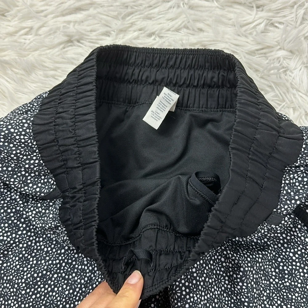 Lululemon Tracker Short IV Freckle Flower Black White / Black